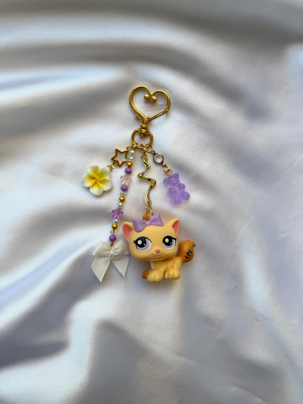 Chaton jaune, blanc et violet
