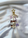 Chien type husky violet, marron et blanc