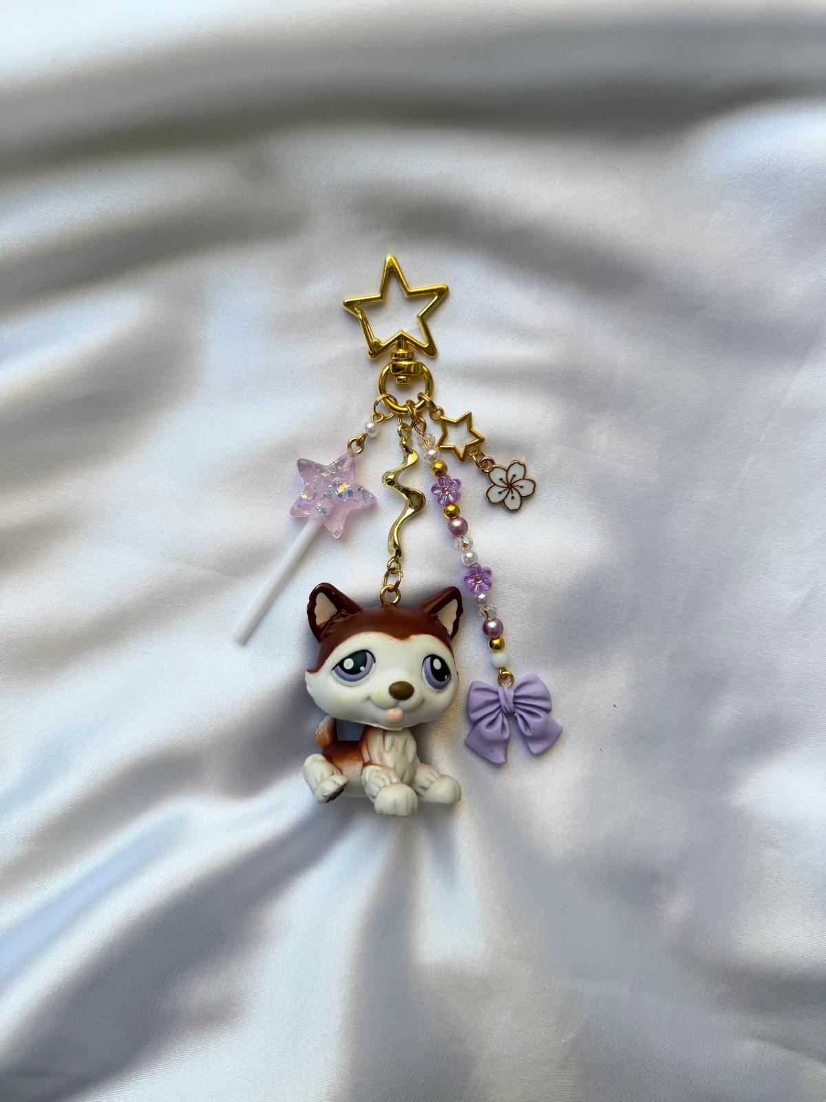 Chien type husky violet, marron et blanc